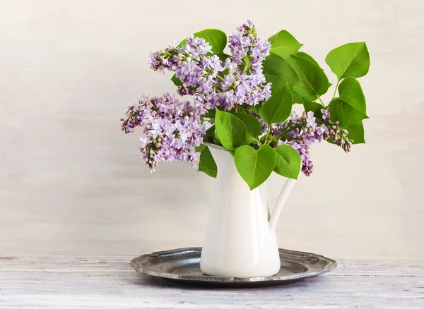 Bouquet de lilas dans une cruche métallique — Photo