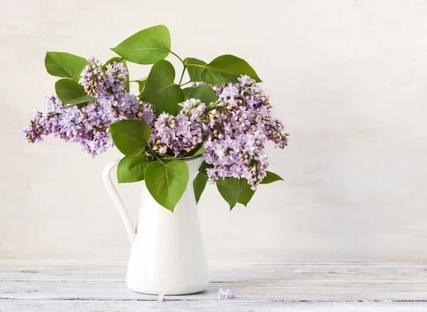 Bouquet lilla in brocca di metallo — Foto Stock