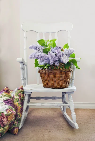 Silla vintage con ramo de lilas en cesta —  Fotos de Stock