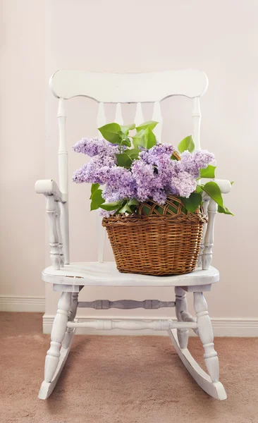 Chaise vintage avec bouquet de lilas dans le panier — Photo