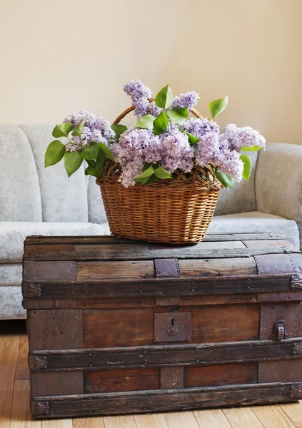 Nature morte détails de l'intérieur, bouquet de lilas dans le panier sur vieux tronc — Photo