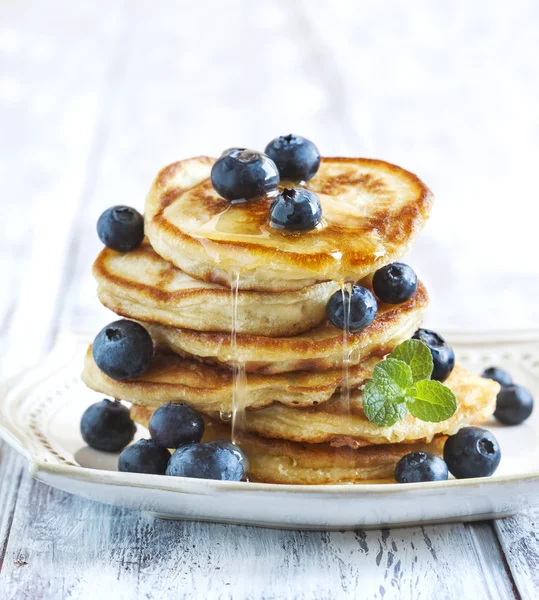 Stack of pancakes with fresh blueberry and honey — Stock Photo, Image