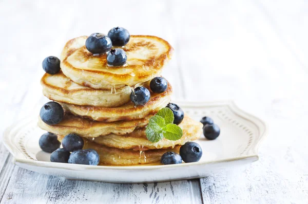 Stack of pancakes with fresh blueberry and honey — Stock Photo, Image