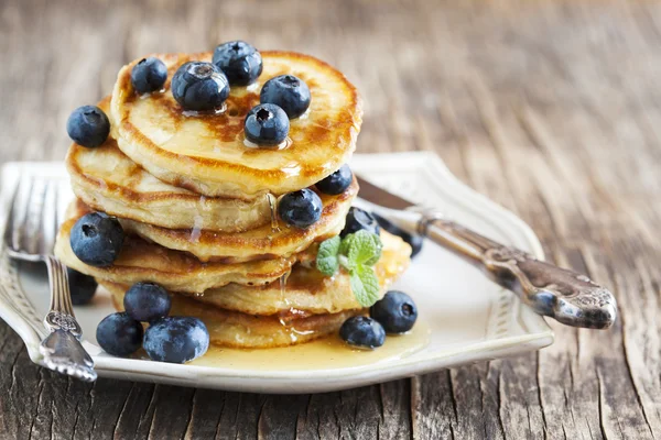 Stapel pannenkoeken met verse bosbessen en honing — Stockfoto