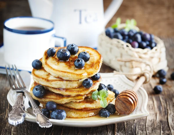 Stack of pancakes with fresh blueberry and honey — Stock Photo, Image