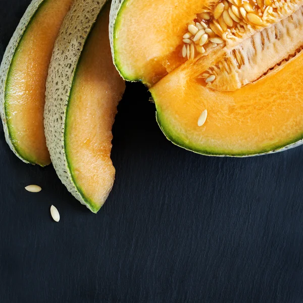 Cantaloupe melon skivor. Ovanifrån — Stockfoto
