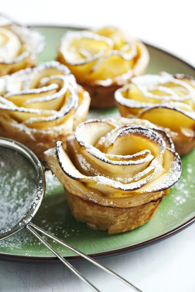 Apple rosor. Tårtor Apple rosor tillverkad av smördeg med äpple — Stockfoto