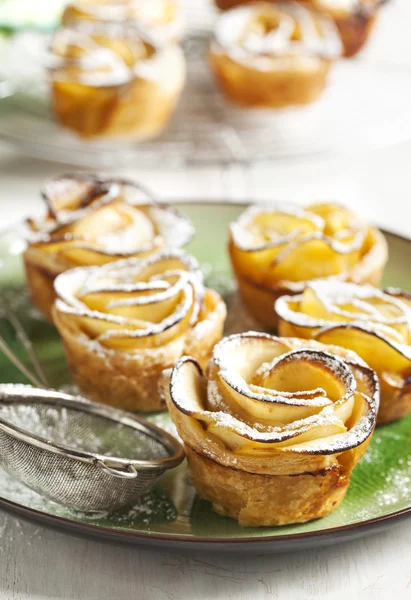 Apfelrosen. Kuchen Apfelrosen aus Blätterteig mit Apfel — Stockfoto