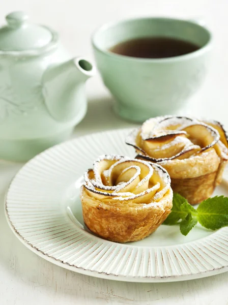 Apple roses. Cakes Apple Roses made from puff pastry with apple — Stock Photo, Image