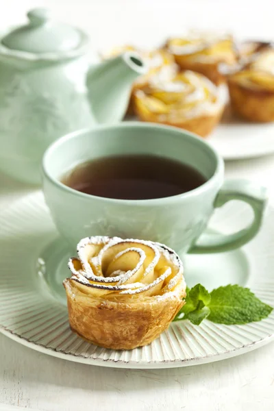 Apfelrosen. Kuchen Apfelrosen aus Blätterteig mit Apfel — Stockfoto