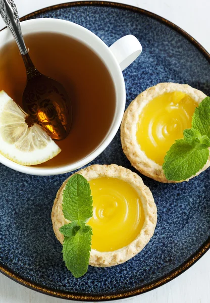 レモンのタルトと紅茶のカップ — ストック写真
