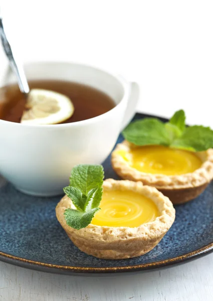Cytryny tarta i filiżankę herbaty — Zdjęcie stockowe
