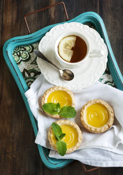 Tarta de limón y taza de té . — Foto de Stock