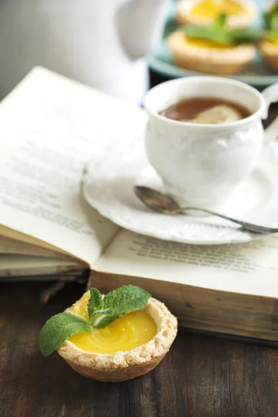 Tarta de limón y taza de té —  Fotos de Stock