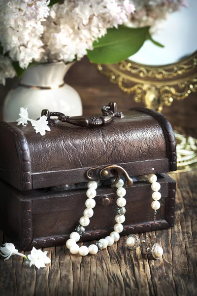 宝箱と真珠のネックレスのある静物. — ストック写真