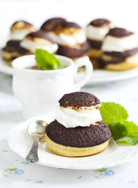 Chocolade profiterolen met krom. — Stockfoto