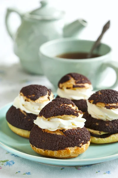 Profiteroles de chocolate com krokantom . — Fotografia de Stock