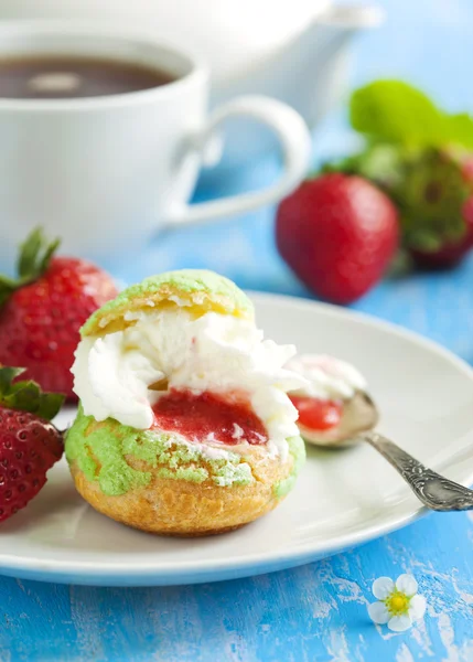 Profiteroles with strawberry compote and whipped cream. — Stock Photo, Image