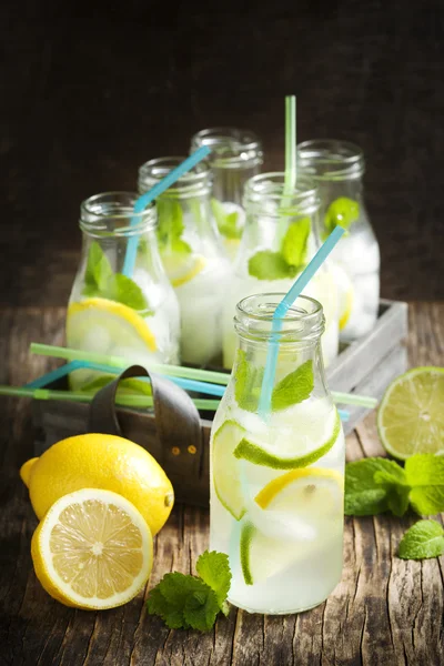 Limonada en botella de vidrio con hielo y menta —  Fotos de Stock