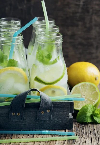 Limonade in Glasflasche mit Eis und Minze — Stockfoto