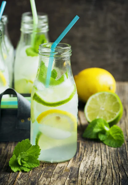 Limonada en botella de vidrio con hielo y menta —  Fotos de Stock