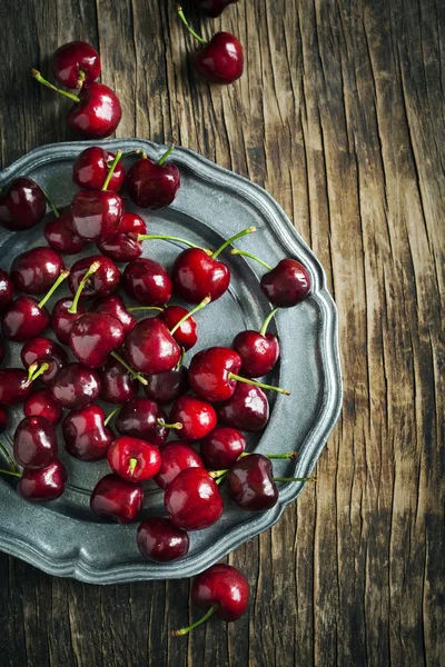 Sweet cherries on vintage plate. Top view — Stock Photo, Image