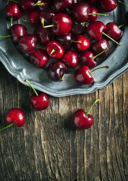 Sweet cherry on vintage plate. Top view — Stock Photo, Image