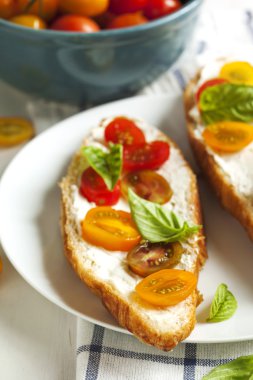 Croissant with tomato, basil and cream cheese