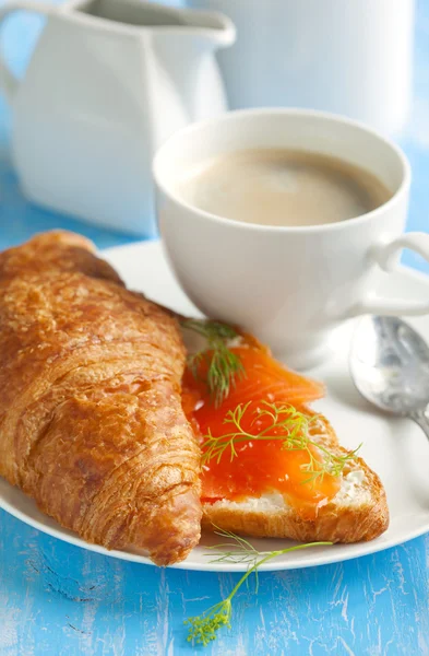 Croissant con salmón y taza de café . —  Fotos de Stock