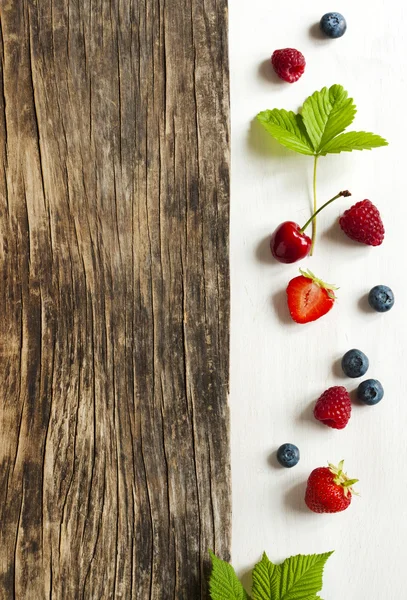 Fondo in legno con bacche estive e spazio copia — Foto Stock