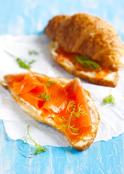 Croissant con salmone e crema di formaggio — Foto Stock