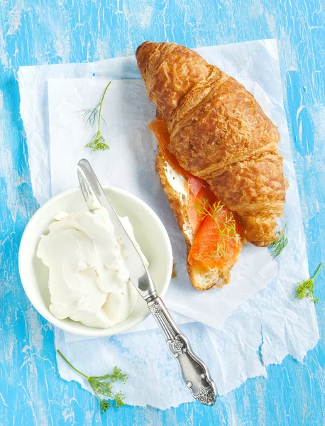 Croissant com salmão e creme de queijo — Fotografia de Stock