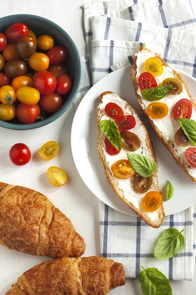 Croissant with tomato, basil and cream cheese. — Stok fotoğraf