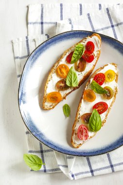 Croissant with tomato, basil and cream cheese