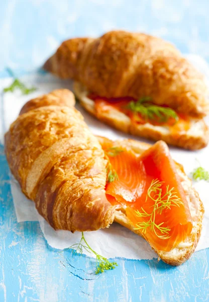 Croissant med lax och färskost — Stockfoto