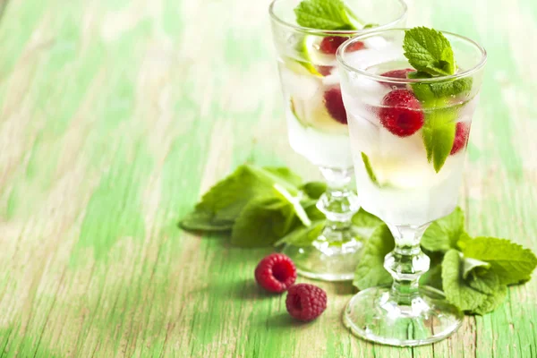 Raspberry lemonade with lime and mint — 图库照片