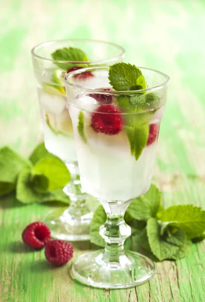 Raspberry lemonade with lime and mint — Stock Photo, Image