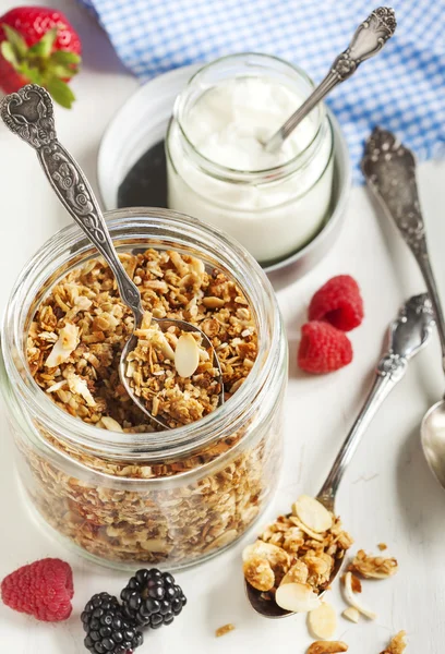 Granola casera en tarro de vidrio sobre mesa de madera — Foto de Stock