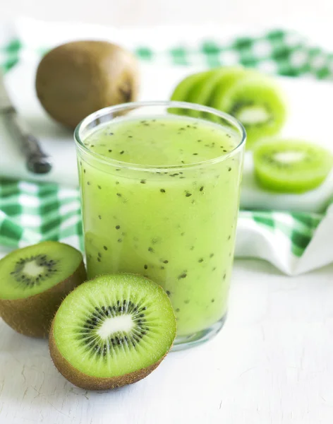 Vaso de jugo de kiwi y frutas frescas —  Fotos de Stock