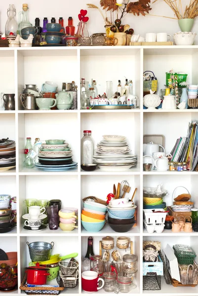Requisiten für die Foodfotografie. Keramik und Küchengeräte im Regal — Stockfoto