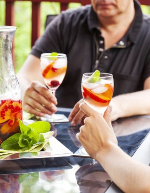 Bir kaç beyaz sangria içme. Meyve ve çilek ile beyaz sangria