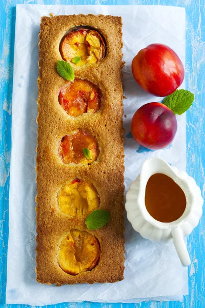 Bolo de amêndoa de nectarina com molho de laranja — Fotografia de Stock