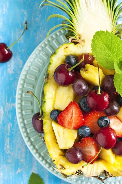 Ensalada de frutas en piña —  Fotos de Stock