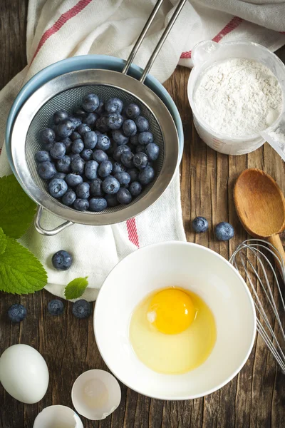 Vorbereitung für das Backen einer Torte mit Blaubeeren — Stockfoto