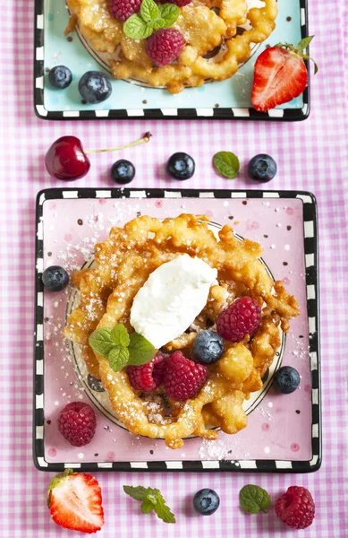 Torte all'imbuto con bacche fresche e panna montata — Foto Stock