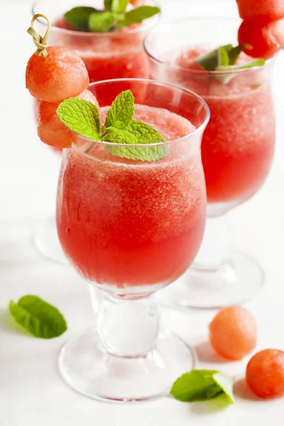 Wassermelonen-Smoothies im Glasbecher. — Stockfoto