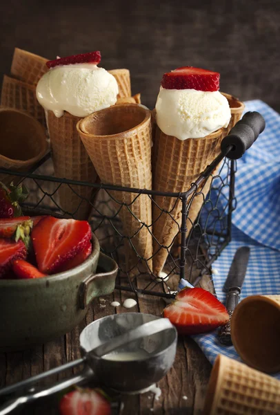 Vanilla Ice Cream in a waffle cones with fresh strawberries — Stock Photo, Image