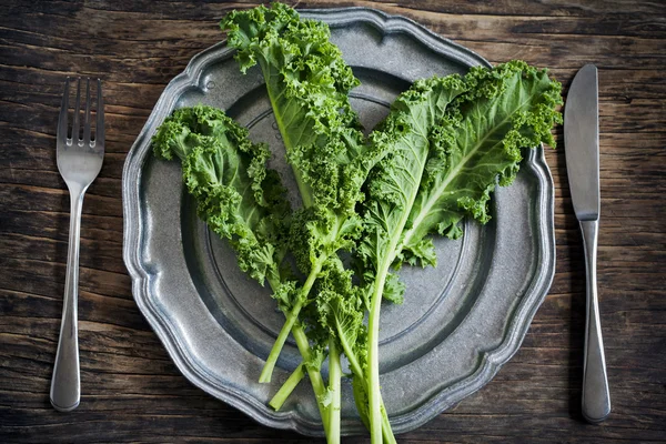 Świeże zielone kapusta na talerzu. Zdrowe jedzenie koncepcja — Zdjęcie stockowe