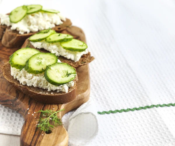 Sandwich with fresh cream cheese and cucumber — Stock Photo, Image