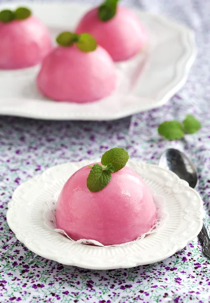 Schwarze Johannisbeerkuchen mit cremigem Mousse. — Stockfoto